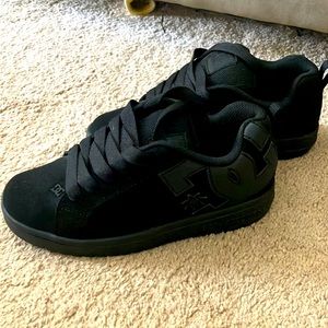 Boys size 5 DC sneakers